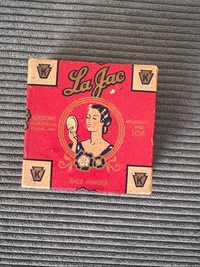 La Jac Keystone Vintage Powder Compact - Women's Makeup